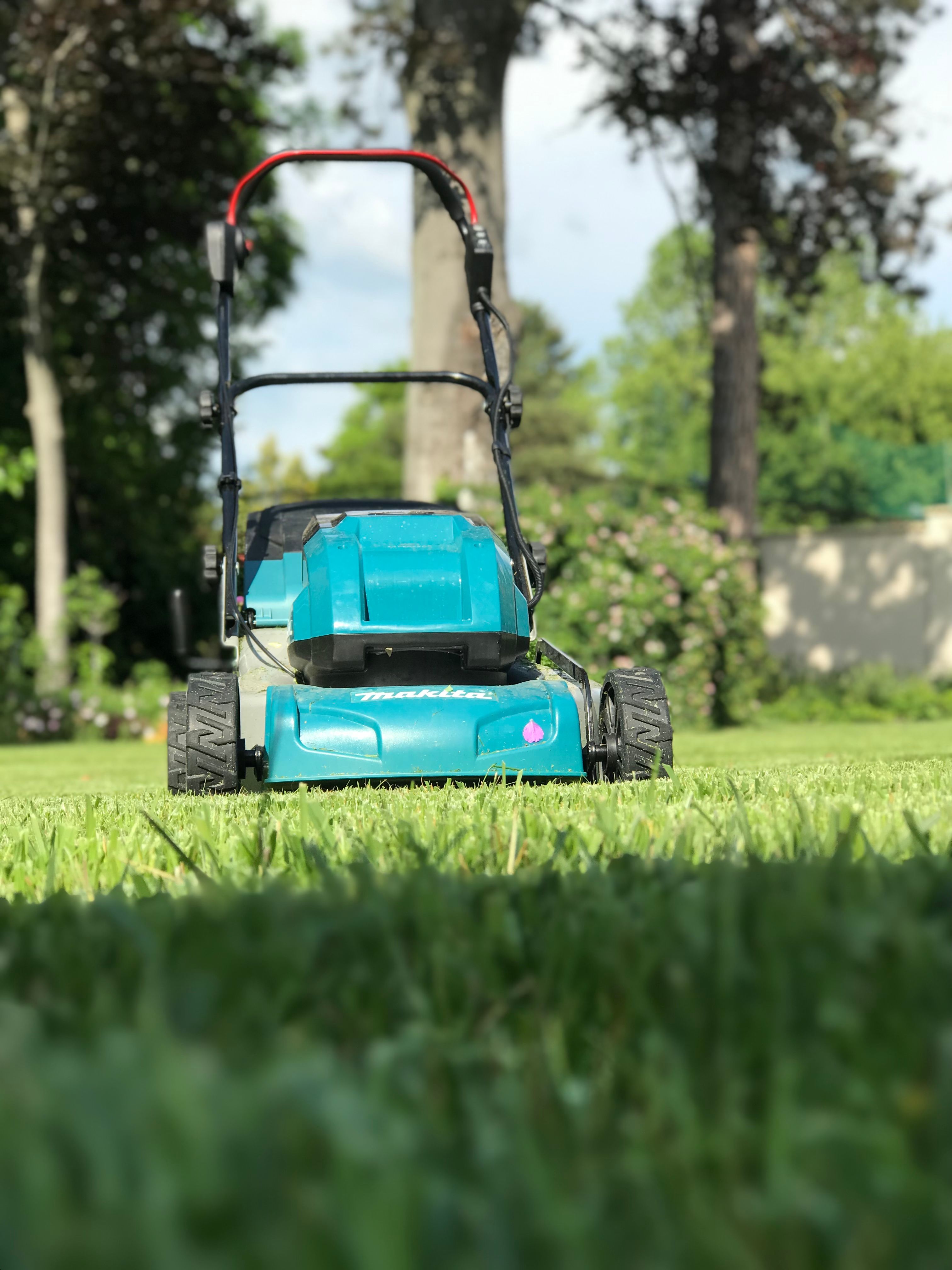 Commercial zero-turn mower